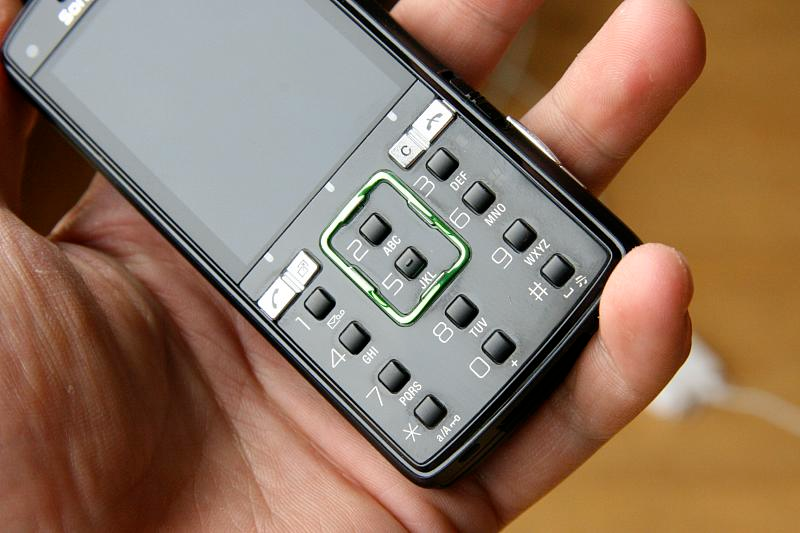 Illustration for article titled Lightning Review: Sony Ericsson K850i CyberShot Phone (Verdict: Almost Usable, But Not Quite)